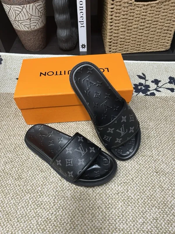P270🏆Louis Vuitton 🏆[Louis Vuitton] Spring/Summer 2025 [Men's Flip Flops] 🎯🎯As an active family in the fashion industry ⭐ Lv is characterized by bold innovation ⚡Create this casual business style for Chinese fashionable men ✨The fabric is made of imported high-grade cowhide 🔥 Clean and neat ⚡Fashionable and elegant🌹Breathable, sweat-absorbent and deodorant👈So luxurious, high-end and domineering. 👍Must be sold if you repost the picture. Number of yards: 38--46. Color: 🎉 For large quantities. Welcome to repost.